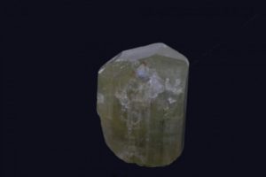 スリランカのアキシナイト結晶