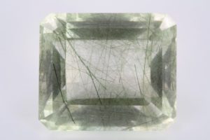 マダガスカル産の扁平な石英水晶のアキシナイト