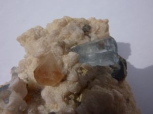 巴基斯坦的托帕石和海蓝宝石晶体