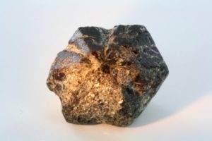 двойниковый кристалл александрита из Новело-ан-Родези при натуральном освещении