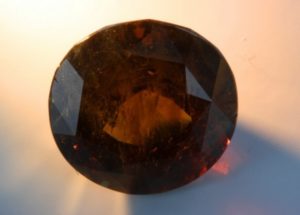 Alexandrite from Sri-Lanka red under incandescent light