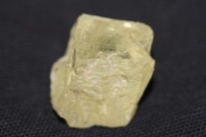 gelber Amblygonitkristall aus Brasilien