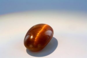 andesine cabochon with chatoyancy effect type cat’s eye