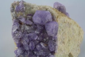 法国布列塔尼的磷灰石晶体
