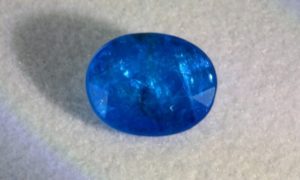 马达加斯加的椭圆形蓝色磷灰石