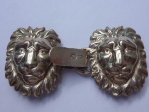 boucle de ceinture en argent avec poinçons