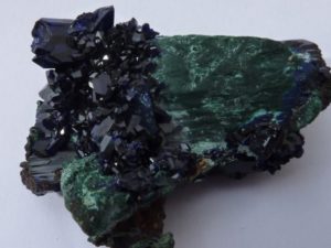 cristaux d'azurite sur cristal oxydé en malachite du Maroc