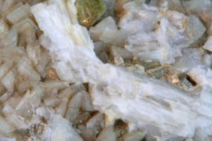 cristal de bastnaesite de Lazenac dans l'arriège en France