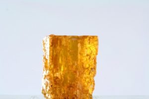 cristallo di eliodoro color miele del Madagascar