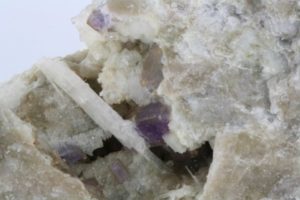 weiße Bikitaitkristalle mit violettem Fluorit aus North Carolina, USA