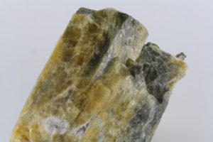 cristallo di cancrinite di Nlende nel Cameroun