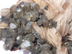 cristaux de cérusite sur barytine du Maroc