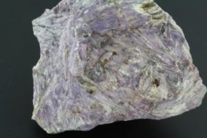 cristaux radiés de charoite de russie