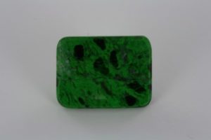 cabochon di cloromelanite in Birmania