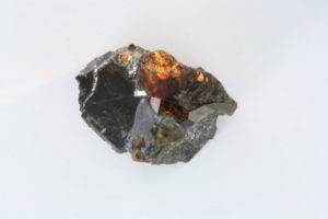 cristal de chondronita de Kafvelport na Suécia
