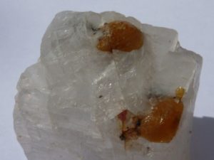 Chrondoditkristalle auf Kalzit aus Mogok, Birma