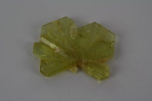 Zwillings-, radförmiger Chrysoberyll aus dem Alaotrasee, Madagaskar