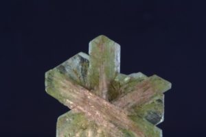 двойниковый кристалл хризоберилла с Мадагаскара