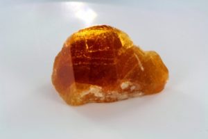cristal de clinohumita de Tayikistán