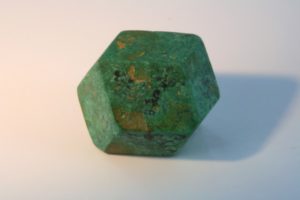 cristal de cuprite transformé en malachite de Chessy en France