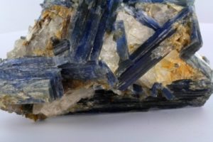 cristaux de cyanite du Brésil