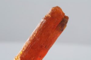 cristal de cianita anaranjada