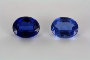 克什米尔的椭圆形蓝晶石