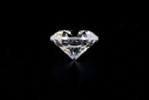 Diamant in Brillantschliff, vom Profil