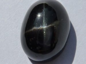 diopside noir cabochon de russie avec étoile à 4 branches "black star"