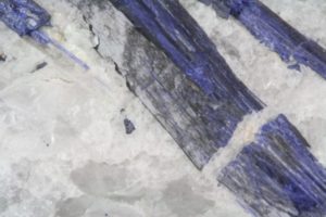 detalhe de cristal de dumortierita azul de Sahatany em Madagascar