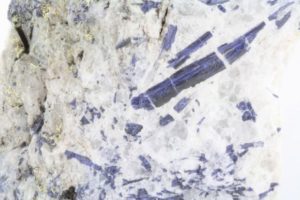 blauer Dumortieritkristall aus Sahatany, Madagaskar