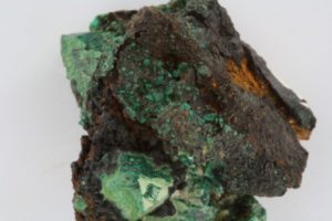 Зеленые кристаллы эвхроита из Любетова, Словакия.