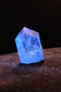 blauer Euklaskristall aus Kolumbien