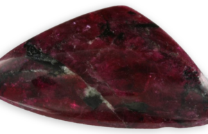 eudialyte de Russie polie en cabochon