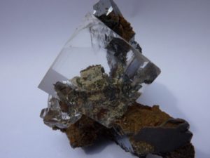 cristallo cubico trasparente di fluorite di Dalnegorsk in Russia