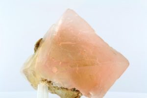 Розовый кристалл флюорита из Пакистана.