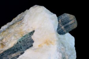 cristal de grandidiérite de Marotrano à Madagascar