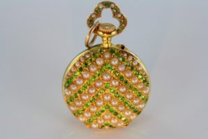 Uhr mit Demantoidgranaten und Perlen geschmückt