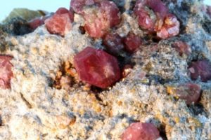 rosafarbiger Grossularit-Granatkristall aus Mexiko