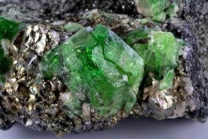 cristal de grenat tsavorite de Tanzanie