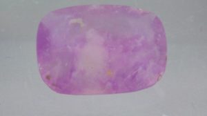 缅甸的粉红紫方钠石