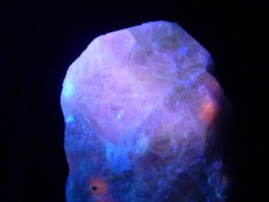 fluorescence en rose d'un cristal d'hackmanite