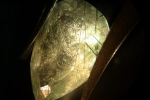 水晶中の針状扁平アキシナイト