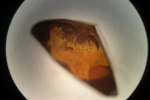 inclusiones de tipo sólido y coloración dentro de la anatasa