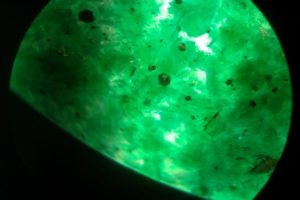 inclusiones de tipo sólido, fusquita verde y cristal de pirita en cuarzo aventurina