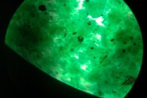 inclusions de type solide, fuschite verte et cristal de pyrite dans quartz aventurine