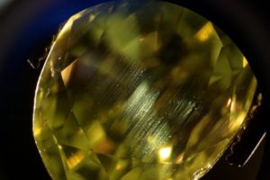 parallele, kanalartige Einschlüsse in gelben Chrysoberyll