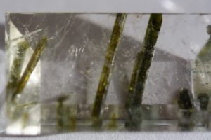 cristalli di epidote del Brasile in inclusione nel quarzo