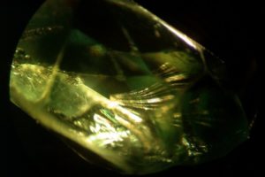 charakteristischer Einschluss in Pferdeschwanzform bei russischem Demantoid