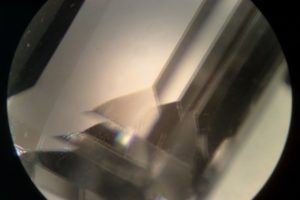 обнаружение феномена расщепления ребра кристалла вызвано сильным двойным лучепреломлением